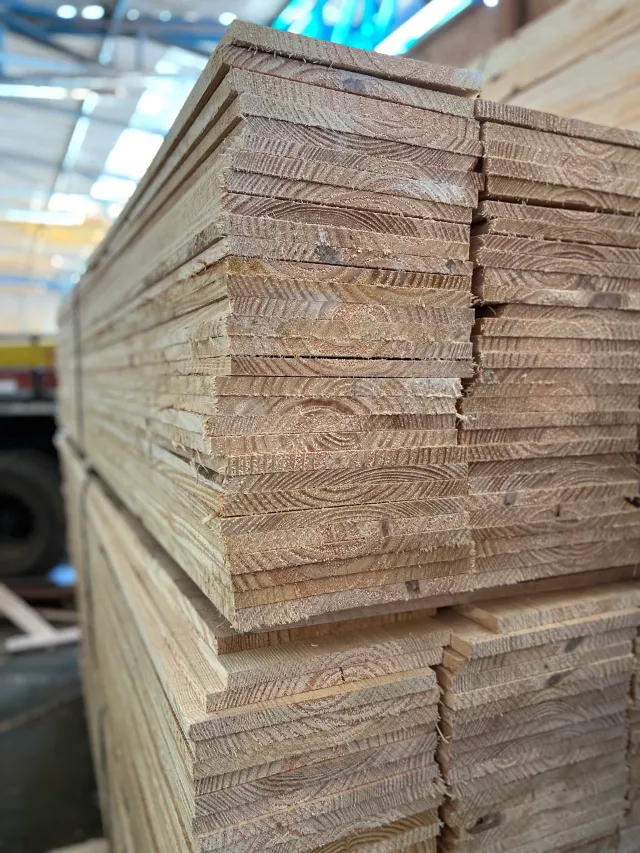 Tábuas de pinus empilhadas no estoque da Madeireira Pereira